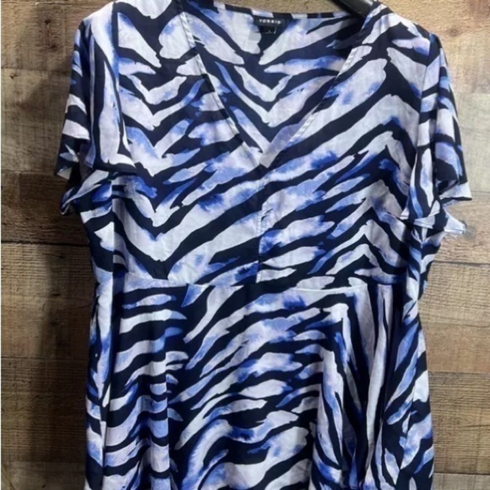 Torrid Plus Sz 2x Blue Zebra Design Top Short Sleeve Deep V Neck Blouse